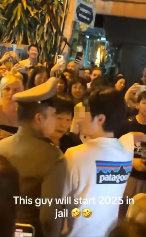 คลิปนักท่องเที่ยวกระชากคอเสื้อตำรวจงานปีใหม่