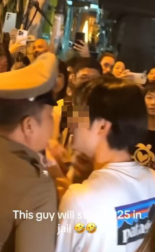 คลิปนักท่องเที่ยวกระชากคอเสื้อตำรวจงานปีใหม่