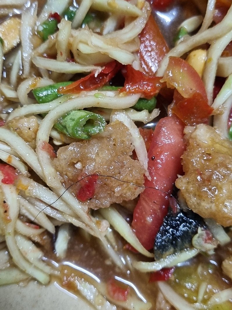 ซื้อส้มตำ รูปลักษณ์สวยงามน่ากิน แต่เขี่ยเจอเส้นขนปริศนา