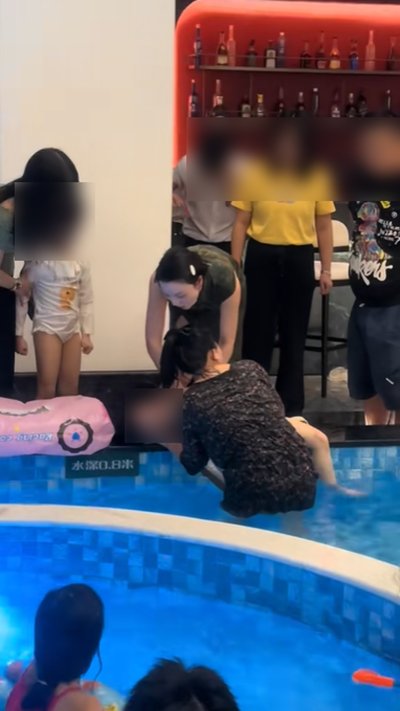 เด็กเกือบจมสระว่ายน้ำ สาวรุดช่วยแบบไม่ห่วงสวย