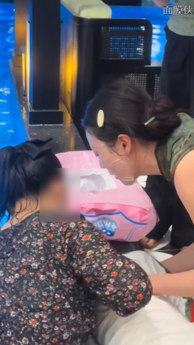 เด็กเกือบจมสระว่ายน้ำ สาวรุดช่วยแบบไม่ห่วงสวย