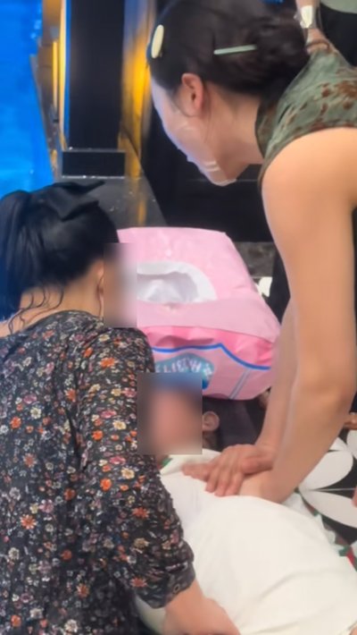 เด็กเกือบจมสระว่ายน้ำ สาวรุดช่วยแบบไม่ห่วงสวย