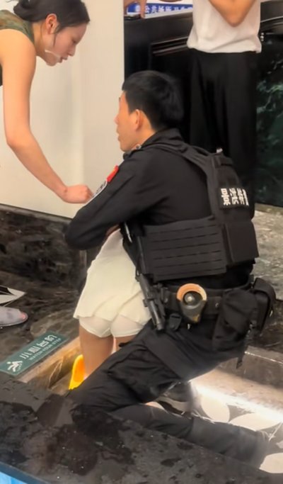 เด็กเกือบจมสระว่ายน้ำ สาวรุดช่วยแบบไม่ห่วงสวย