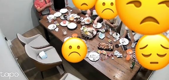 ร้านบุฟเฟต์เผยวงจรปิดลูกค้า สั่งของมาเต็มโต๊ะแล้วกินไม่หมด ช่วยกันซุกทั้งโต๊ะ