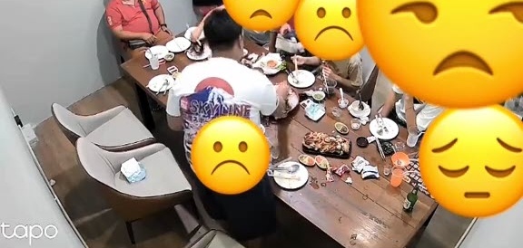 ร้านบุฟเฟต์เผยวงจรปิดลูกค้า สั่งของมาเต็มโต๊ะแล้วกินไม่หมด ช่วยกันซุกทั้งโต๊ะ