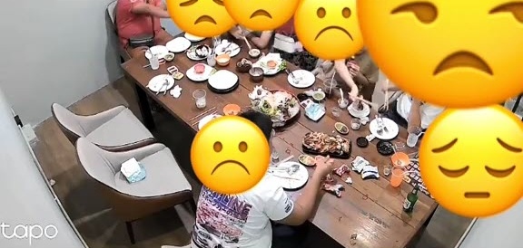 ร้านบุฟเฟต์เผยวงจรปิดลูกค้า สั่งของมาเต็มโต๊ะแล้วกินไม่หมด ช่วยกันซุกทั้งโต๊ะ