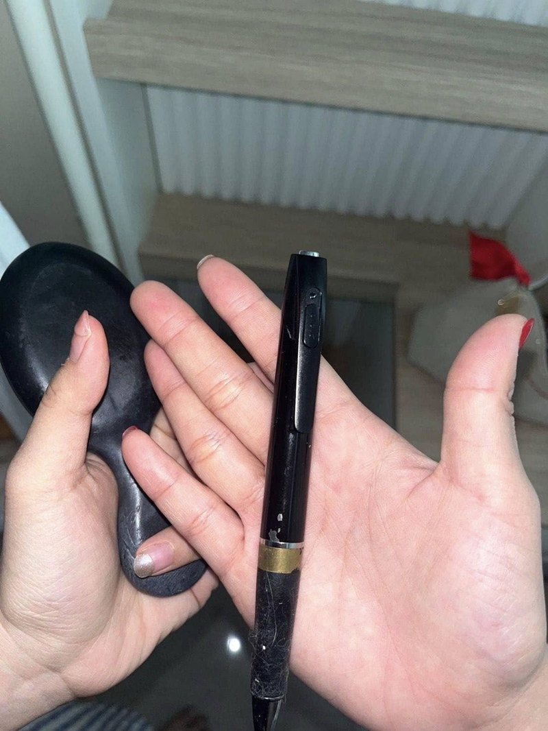 สาวพักในพูลวิลล่าดัง เจอปากกาตั้งหันหาเตียง ที่แท้เป็นกล้องแอบถ่าย