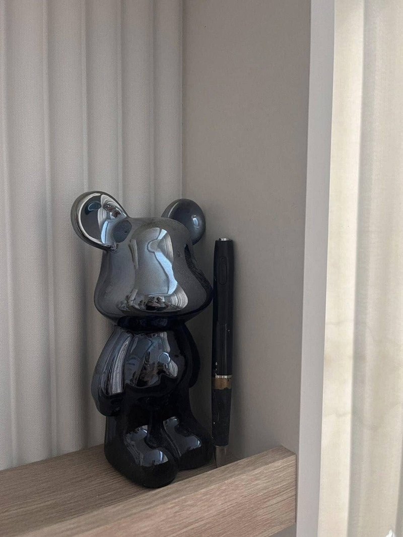 สาวพักในพูลวิลล่าดัง เจอปากกาตั้งหันหาเตียง ที่แท้เป็นกล้องแอบถ่าย