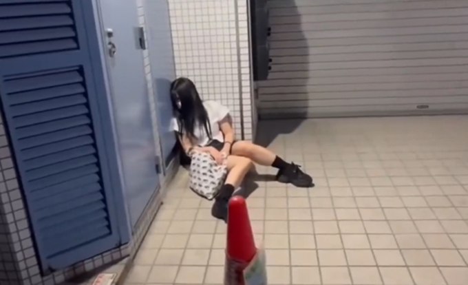 ไวรัลชวนสงสัย สาวนอนหลับตามที่สาธารณะในญี่ปุ่น
