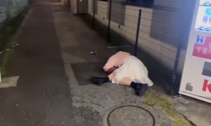 ไวรัลชวนสงสัย สาวนอนหลับตามที่สาธารณะในญี่ปุ่น