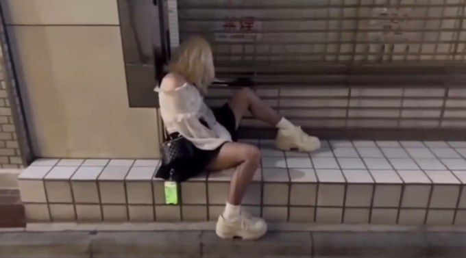ไวรัลชวนสงสัย สาวนอนหลับตามที่สาธารณะในญี่ปุ่น