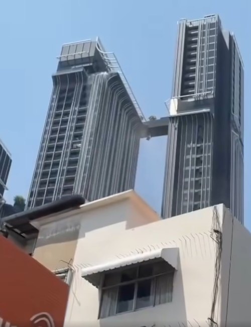 เปิดภาพคอนโดทองหล่อ แผ่นดินไหวซัดจนทางเชื่อมตรงกลางแยกจากกัน