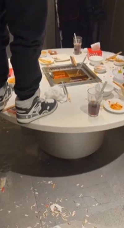 ลูกค้าปีนโต๊ะฉี่ใส่หม้อไฟ 4 ช่องร้านดัง สาดกระเซ็นทั่ว