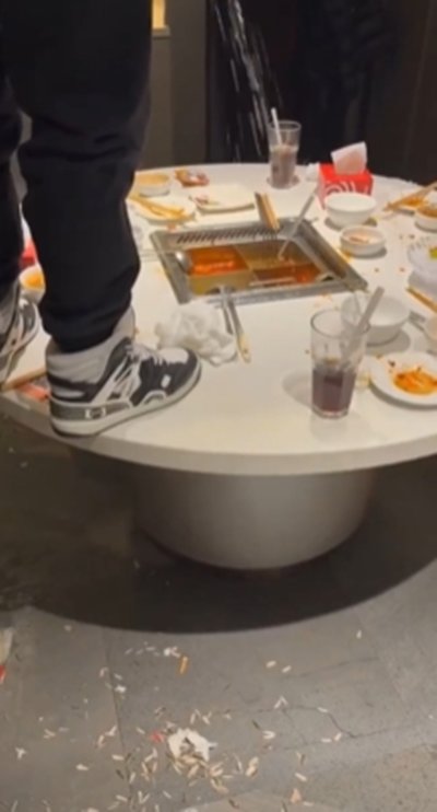 ลูกค้าปีนโต๊ะฉี่ใส่หม้อไฟ 4 ช่องร้านดัง สาดกระเซ็นทั่ว