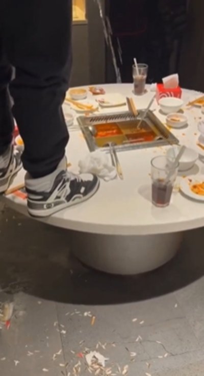 ลูกค้าปีนโต๊ะฉี่ใส่หม้อไฟ 4 ช่องร้านดัง สาดกระเซ็นทั่ว