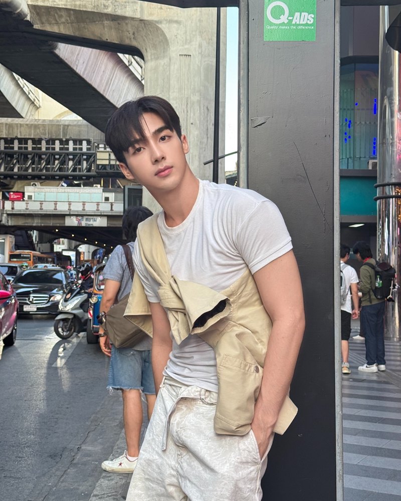 ไวรัล ถ่ายบัตรประชาชนออกมาแล้วหล่อ เปิดวาร์ปหนุ่มคนดัง ไปถ่ายที่ไหน