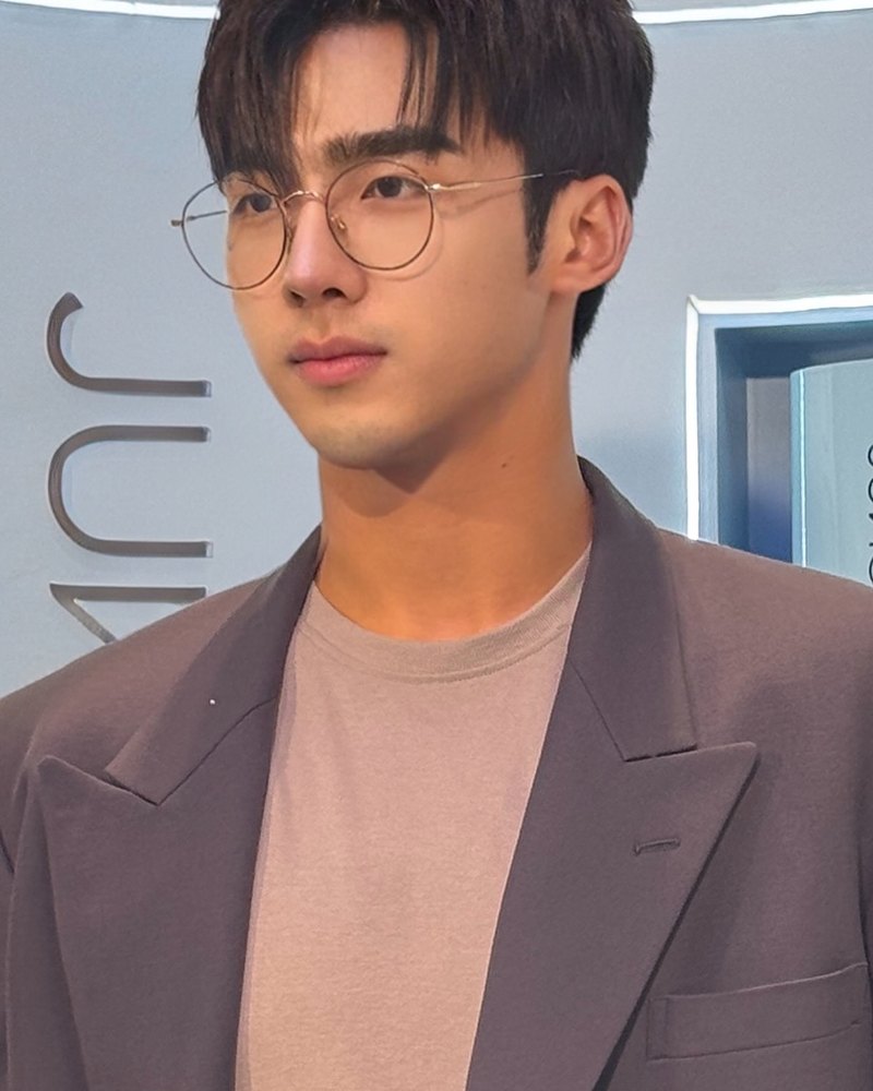 ไวรัล ถ่ายบัตรประชาชนออกมาแล้วหล่อ เปิดวาร์ปหนุ่มคนดัง ไปถ่ายที่ไหน