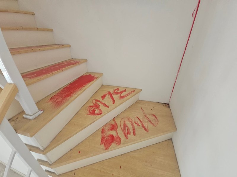 ซื้อบ้านมารีโนเวท หลอนสะพรึงเจอตุ๊กตา ธูป เลือด แต่คนดูเอ๊ะ