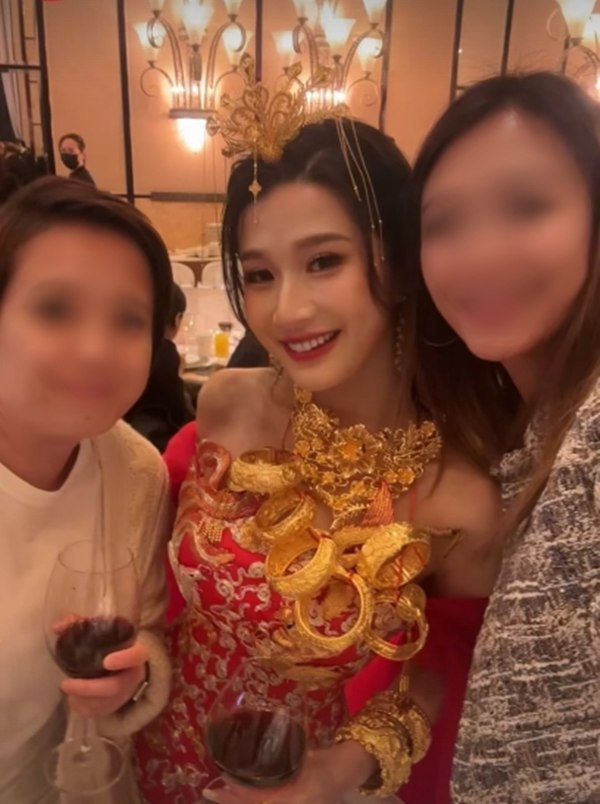 วิวาห์อลังการ ลูกสาวมหาเศรษฐีแต่งงาน สร้อยทองล้อมคอ เปลี่ยนชุด 7 ชุด