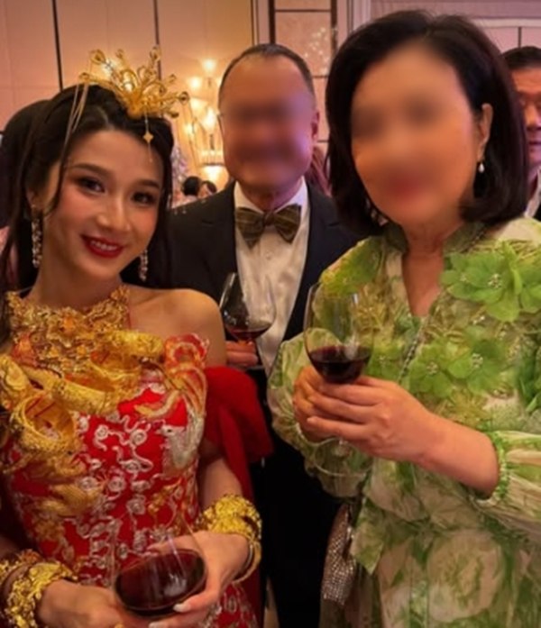 วิวาห์อลังการ ลูกสาวมหาเศรษฐีแต่งงาน สร้อยทองล้อมคอ เปลี่ยนชุด 7 ชุด