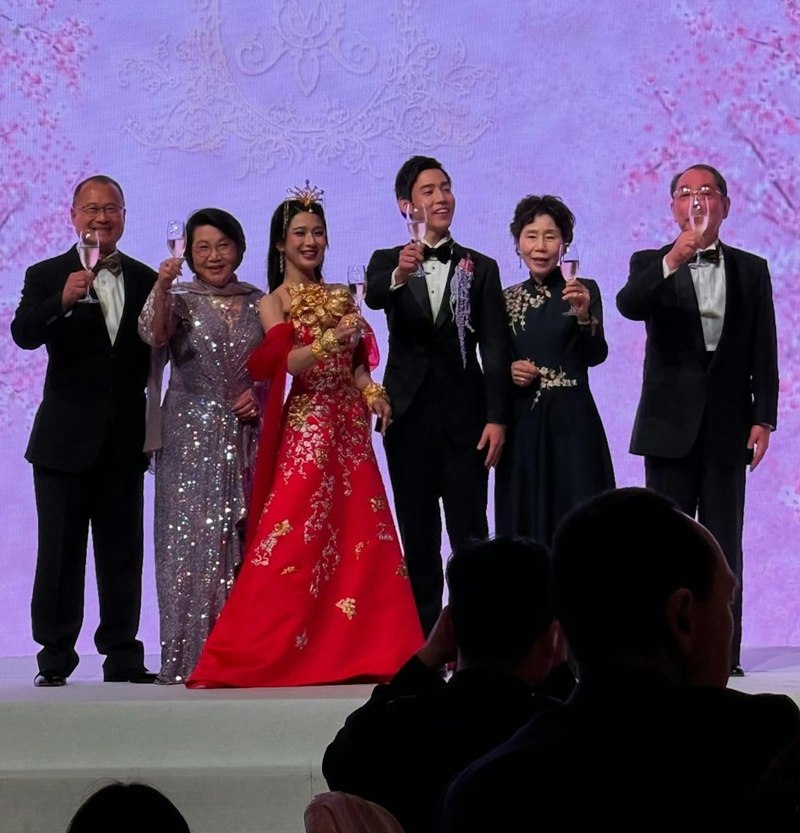 วิวาห์อลังการ ลูกสาวมหาเศรษฐีแต่งงาน สร้อยทองล้อมคอ เปลี่ยนชุด 7 ชุด