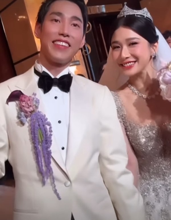 วิวาห์อลังการ ลูกสาวมหาเศรษฐีแต่งงาน สร้อยทองล้อมคอ เปลี่ยนชุด 7 ชุด