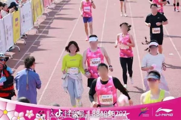 ไลฟ์งานวิ่งมาราธอนฉาว ประธานบริษัทควงกิ๊กสาว โป๊ะแรงเต็มตา