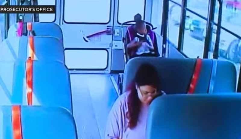 เด็ก 6 ขวบ ถูกสายรัดรถเข็นรัดคอ ดับสลดบนรถโรงเรียน