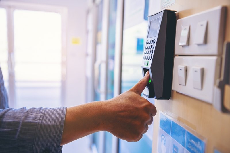 สาวโวยถูกบริษัทหักเงินเพราะเข้างานสาย 1 นาที เจอทัวร์ลง