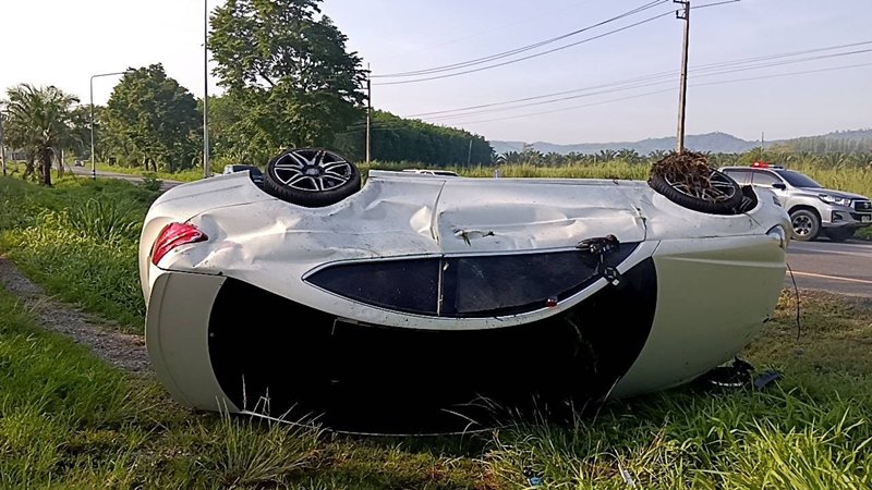 ดา ชฎาพร นักแสดงดัง รถคว่ำตกร่องกลางถนน ได้รับบาดเจ็บ