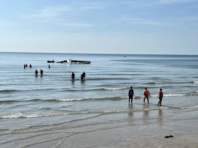 เครื่องบินเล็กตกทะเลชะอำ ขณะฝึกกระโดดร่ม ตำรวจเสียชีวิต 6 นาย