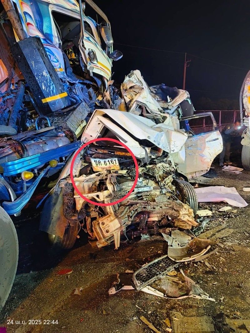 เก๋งถูกชนดับ 8 ศพ พบคนขับเพิ่งออกรถได้เพียง 6 วัน