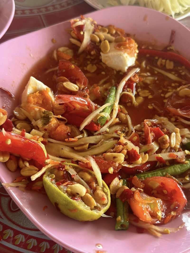 ลูกค้าผงะ เจอไข่เค็มขึ้นราในส้มตำ ซ้ำร้านไม่ขอโทษ คิดเงินตามปกติ