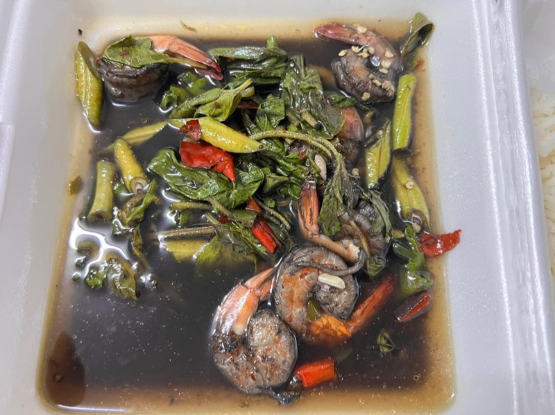 หิวจัดสั่งผัดกะเพรา เปิดออกดูผงะ ได้กระเพรากุ้งน้ำดำเจิ่งมีแต่ผัก