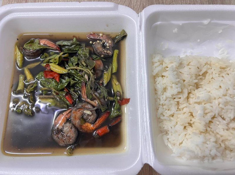 หิวจัดสั่งผัดกะเพรา เปิดออกดูผงะ ได้กระเพรากุ้งน้ำดำเจิ่งมีแต่ผัก