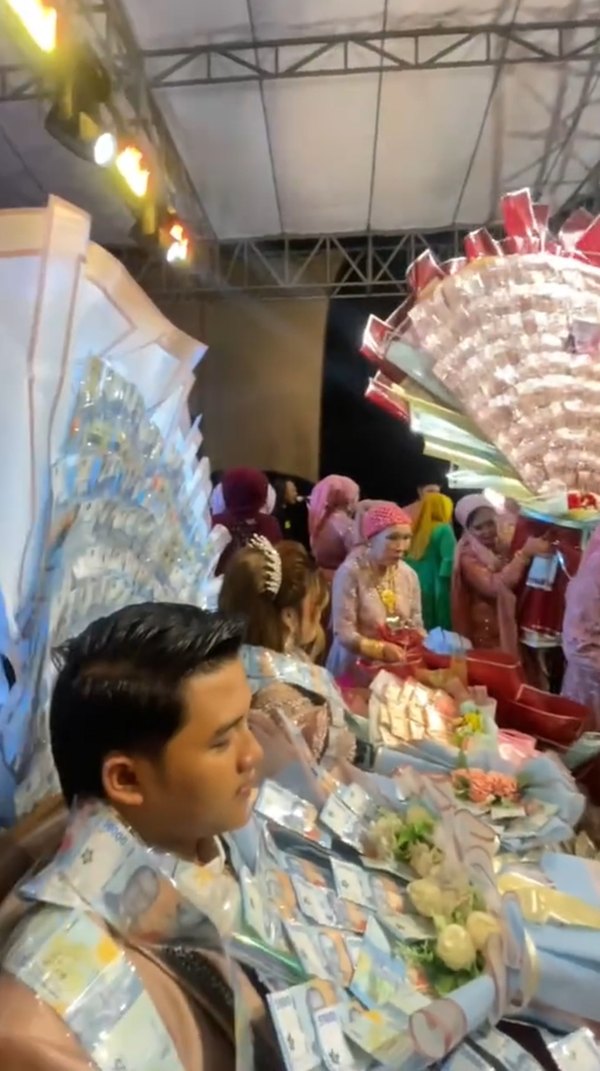 ฮือฮางานแต่งงาน บ่าวสาวเงินท่วม แขกจัดหนักให้ของขวัญอลังการ