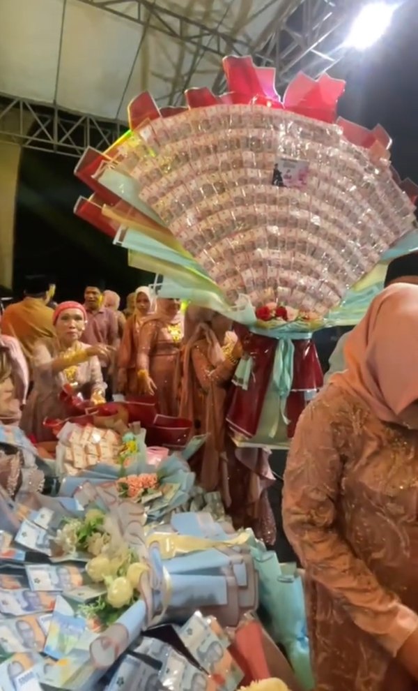 ฮือฮางานแต่งงาน บ่าวสาวเงินท่วม แขกจัดหนักให้ของขวัญอลังการ