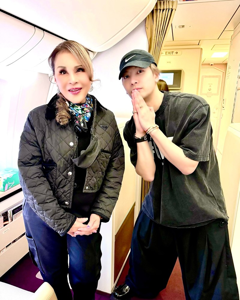 ทูลกระหม่อมฯ ฉายพระรูปคู่ แจ็คสัน หวัง บนเครื่องบิน