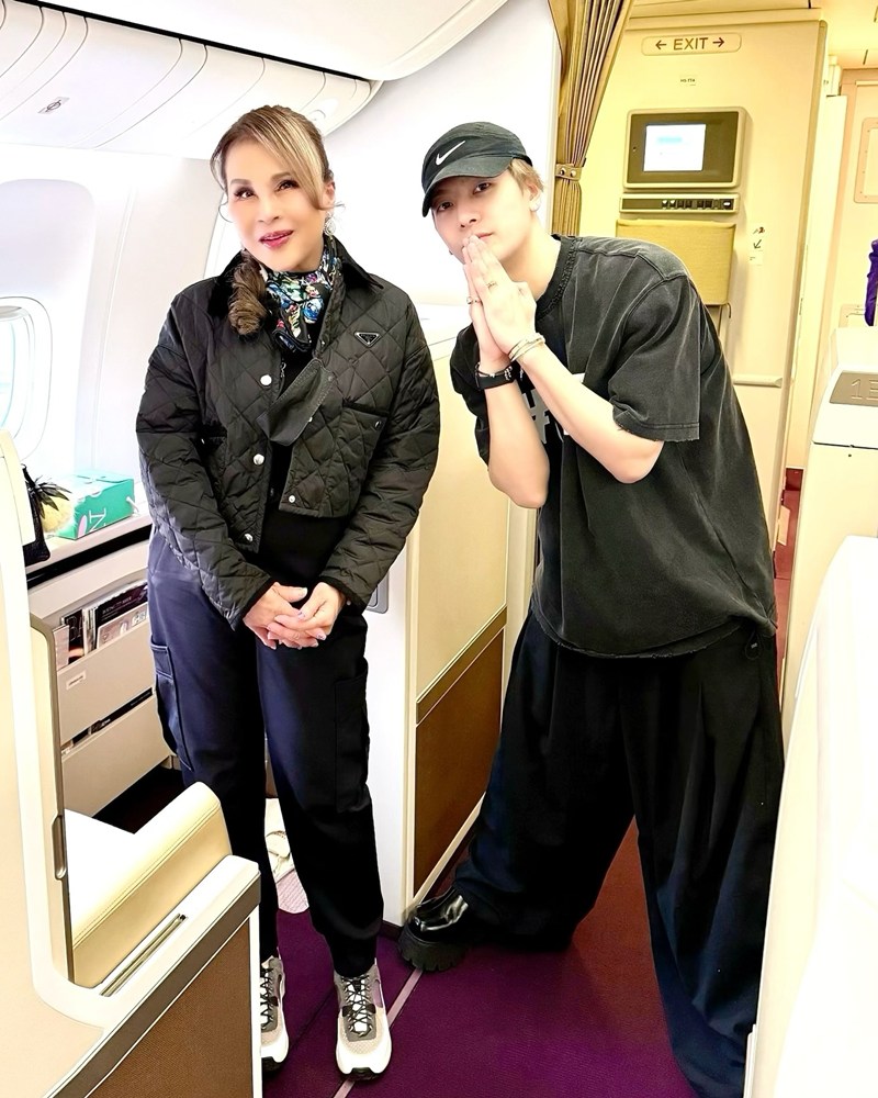 ทูลกระหม่อมฯ ฉายพระรูปคู่ แจ็คสัน หวัง บนเครื่องบิน