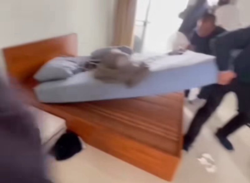 จับโจรนินจา ซ่อนใต้เตียงมีฟูกทับ สงสัยเข้าไปยังไงทั้งที่อยู่คนเดียว