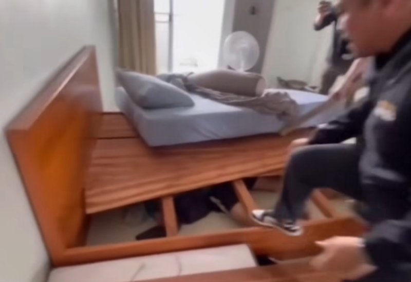 จับโจรนินจา ซ่อนใต้เตียงมีฟูกทับ สงสัยเข้าไปยังไงทั้งที่อยู่คนเดียว