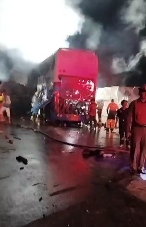 รถโดยสารชนกันไฟลุกที่ศาลเจ้าพ่อปู่โทน เจ็บ 40 ดับ 7