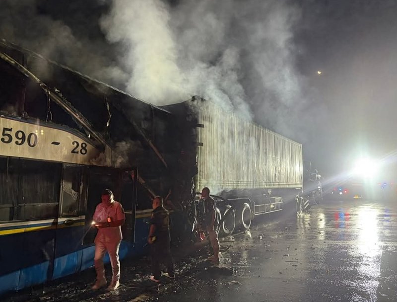 รถโดยสารชนกันไฟลุกที่ศาลเจ้าพ่อปู่โทน เจ็บ 40 ดับ 7