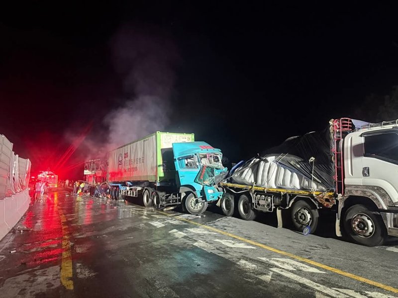 รถโดยสารชนกันไฟลุกที่ศาลเจ้าพ่อปู่โทน เจ็บ 40 ดับ 7