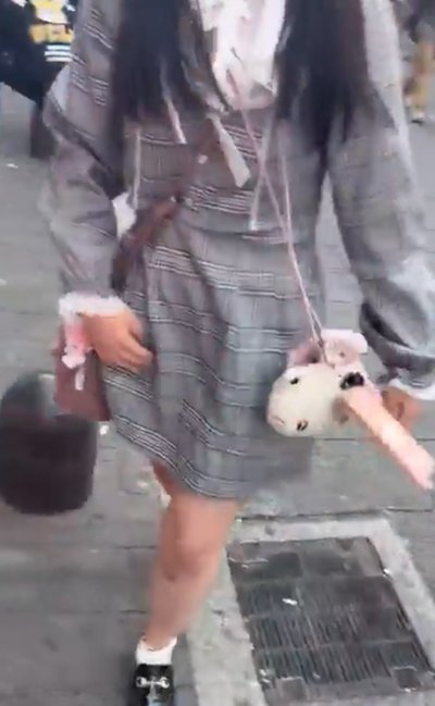 เสื่อม สาวถกกระโปรงฉี่บนท่อ หัวเราะคิกคัก ทำคนญี่ปุ่นถกเดือด