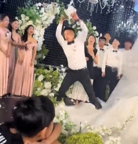 เพื่อนเจ้าบ่าวคว้าช่อดอกไม้ขอเพื่อนเจ้าสาวแต่งงาน แต่ไม่ใช่แฟนตัวเอง 