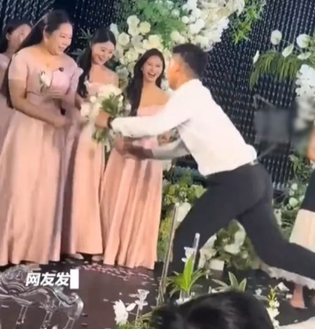 เพื่อนเจ้าบ่าวคว้าช่อดอกไม้ขอเพื่อนเจ้าสาวแต่งงาน แต่ไม่ใช่แฟนตัวเอง 