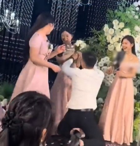 เพื่อนเจ้าบ่าวคว้าช่อดอกไม้ขอเพื่อนเจ้าสาวแต่งงาน แต่ไม่ใช่แฟนตัวเอง 