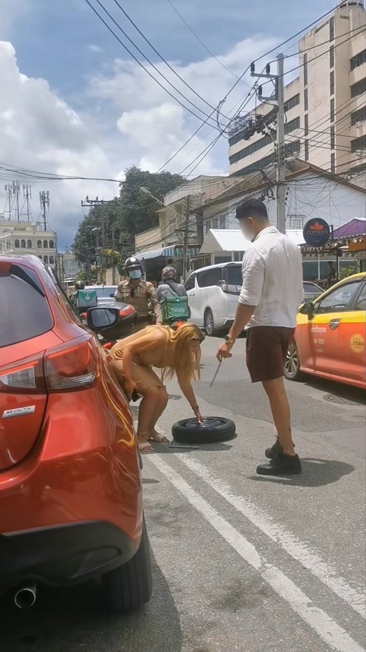 นักท่องเที่ยวแสบ รถโดนล็อกล้อที่ภูเก็ต ถอดยางอะไหล่ใส่ดื้อ ๆ