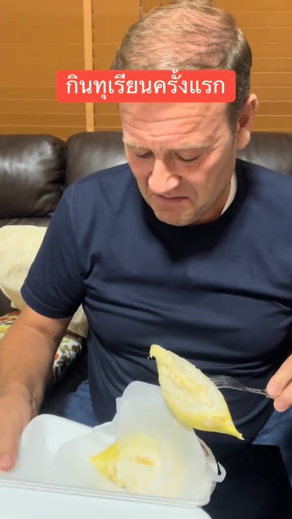 รีวิว ให้ฝรั่งลองกินทุเรียนครั้งแรก ทำใจกับกลิ่นอยู่นาน